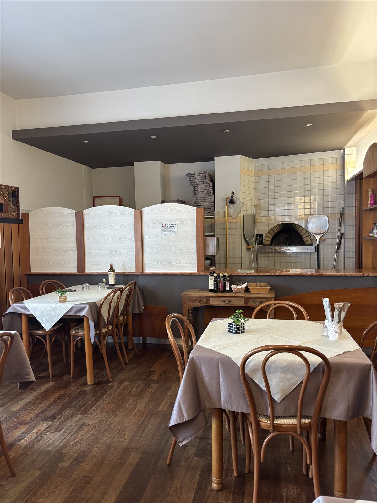 La sala del forno a legna con il forno a vista