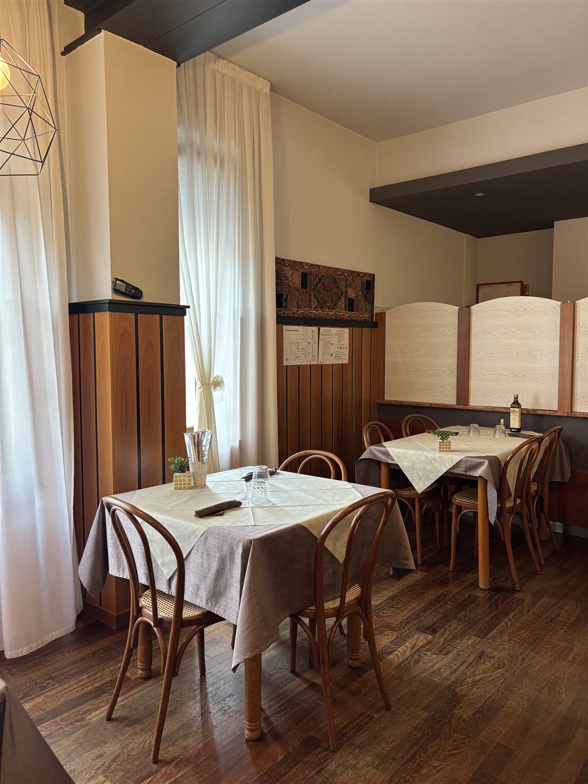 La sala della pizzeria apparecchiata