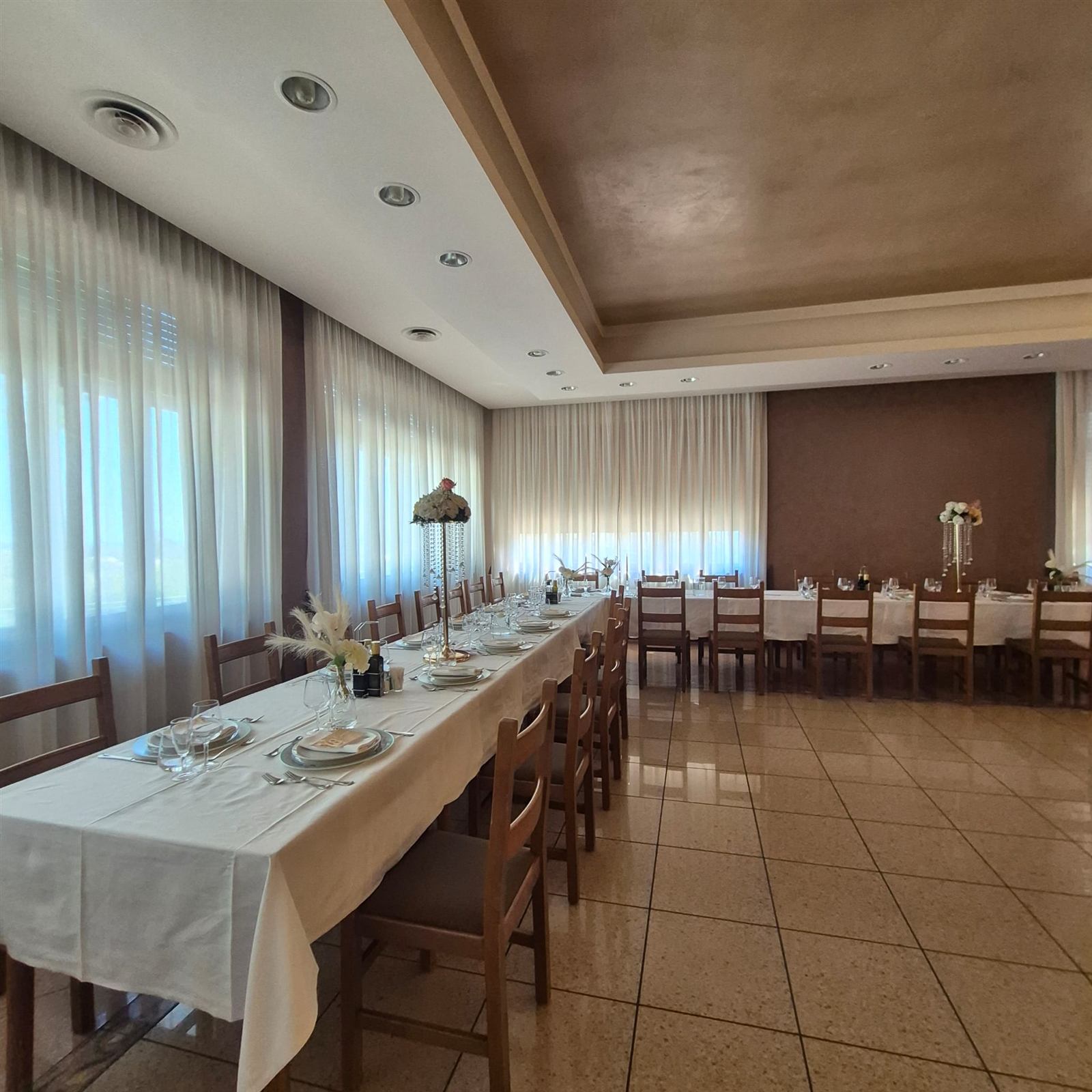 La grande sala del ristorante allestita per una festa