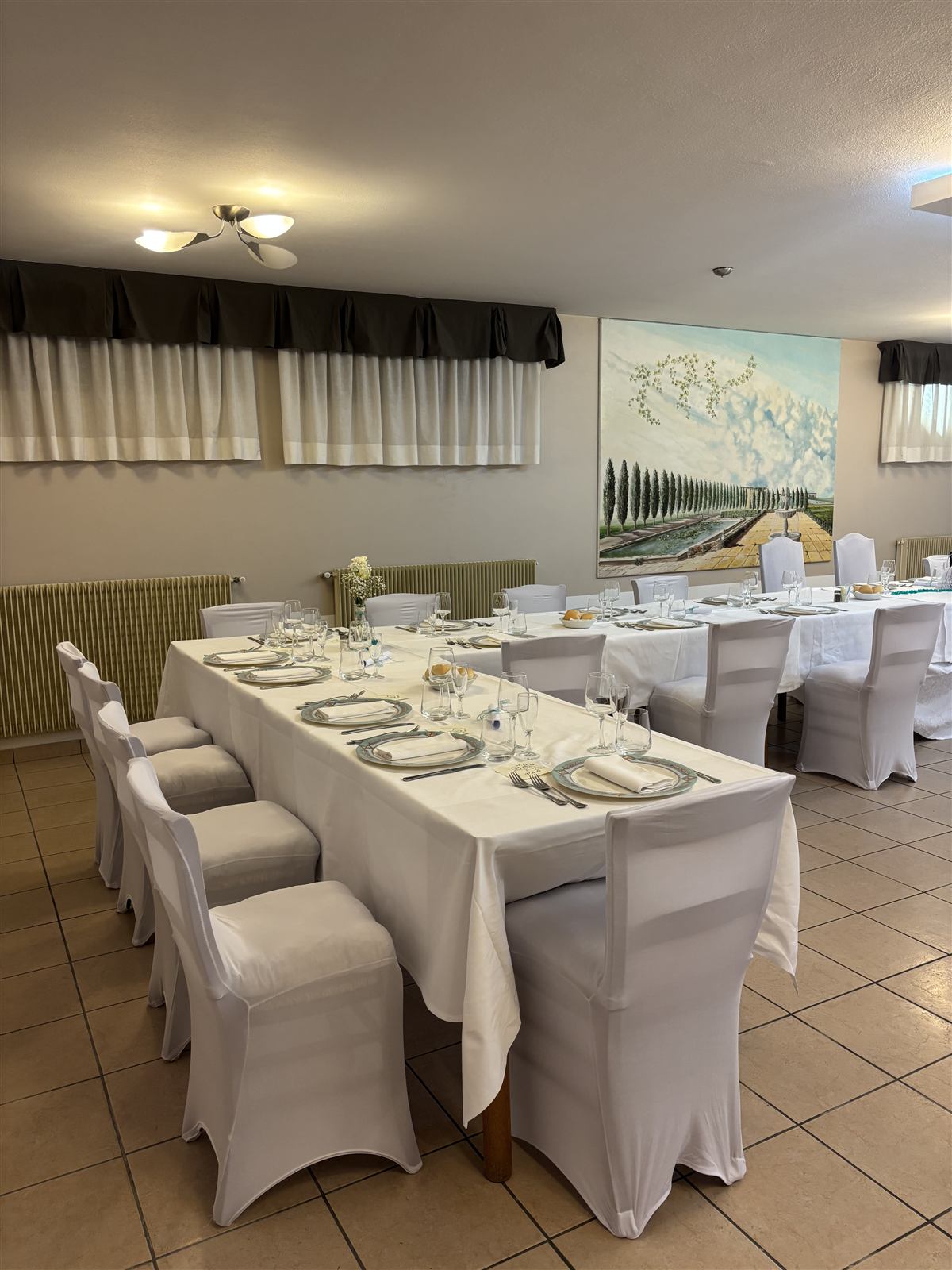 Un tavolo apparecchiato nella sala elegante