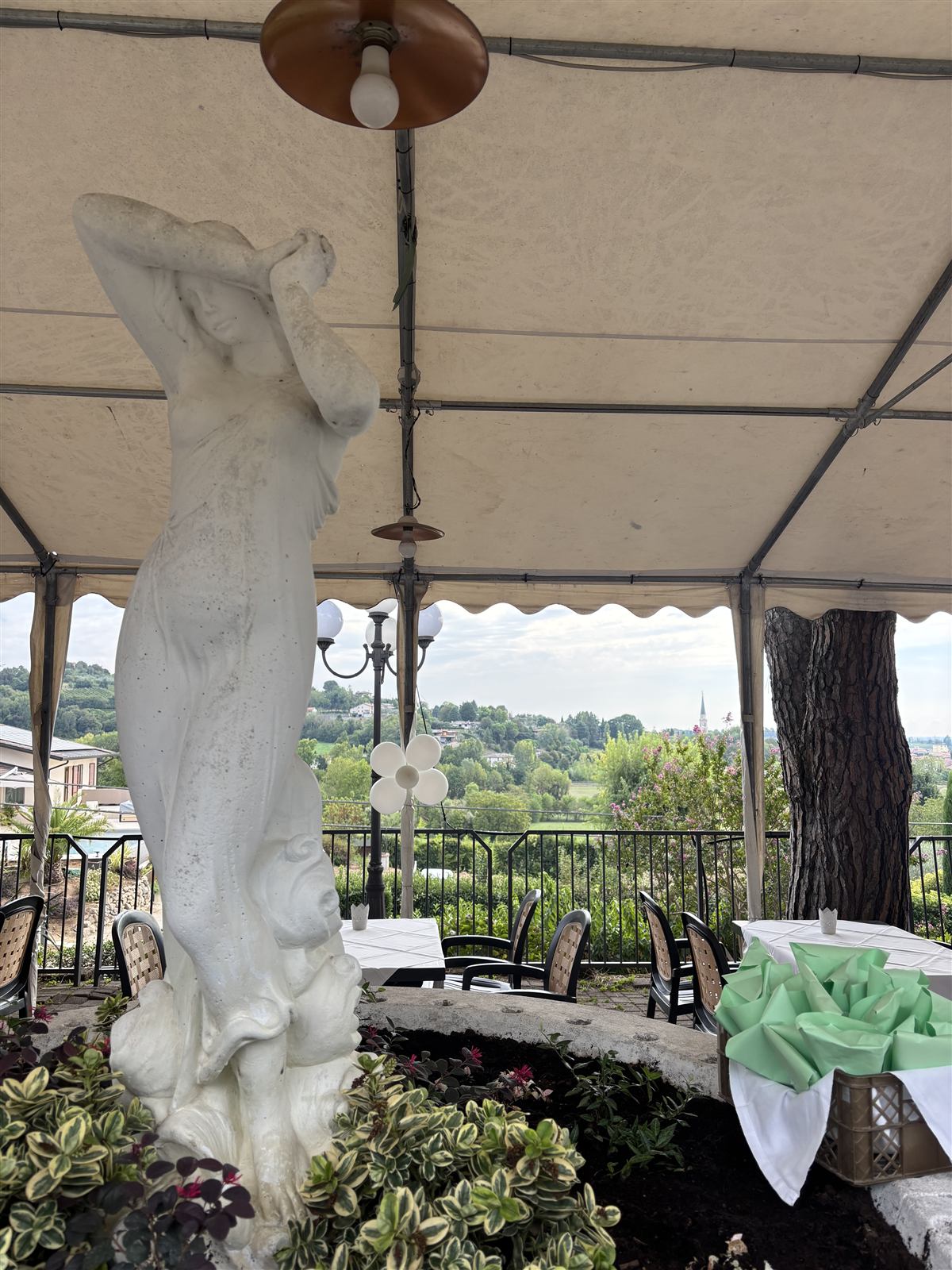 La terrazza panoramica del ristorante tra i pini, con vista sulle colline vicentine